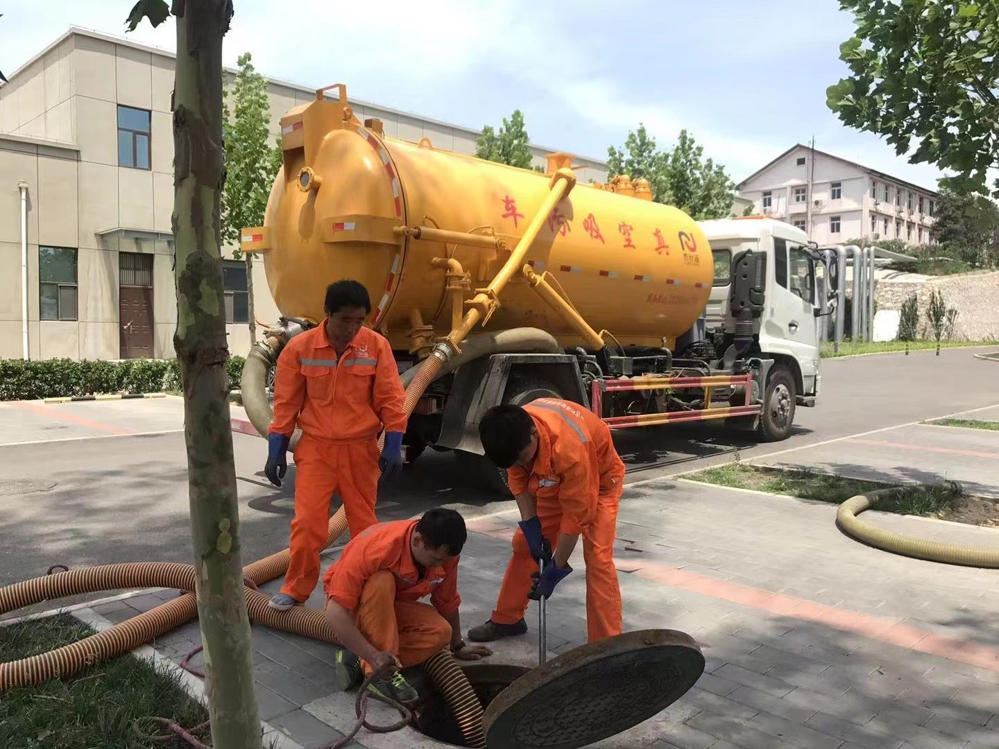 海南藏族管道疏通车停在窨井附近