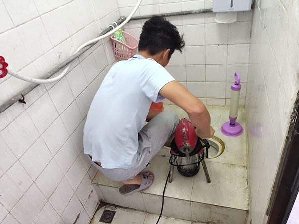 海南藏族管道堵塞冒臭气 专业师傅现场解决问题