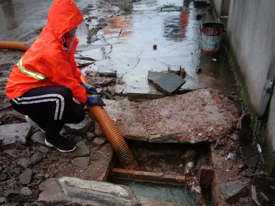 海南藏族专业清理污水池 炜誉市政以规范流程守护城市 “肠道”