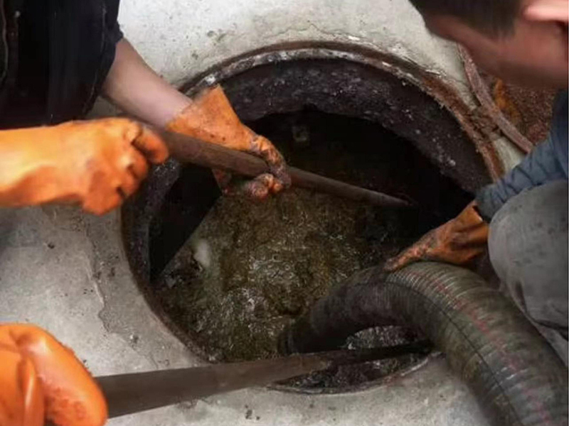 海南藏族清理化粪池时如何避免沼气的危害？